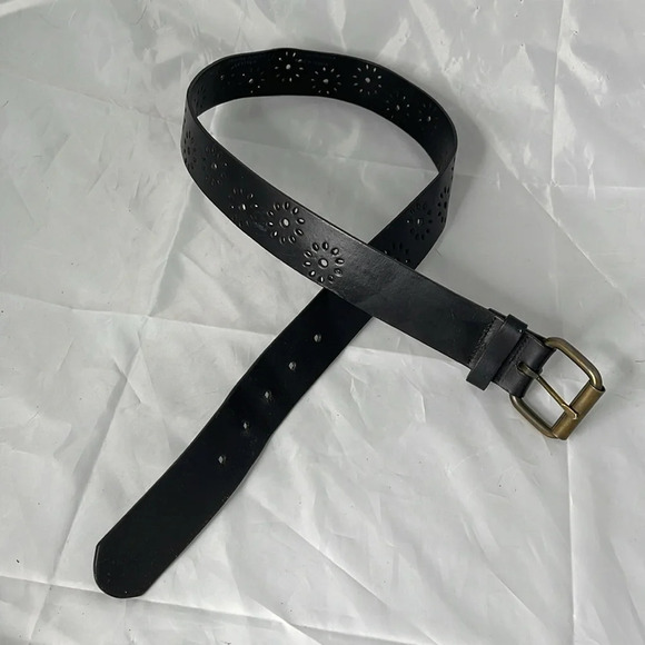 VINTAGE Black Bonded Leather Floral Eyelet Cutout Wide Belt Brass Buckle Size L - Picture 3 of 10